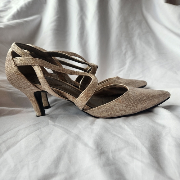 Life Stride Seamless Champagne/Gold Heels Size 7.5 - Picture 2 of 10